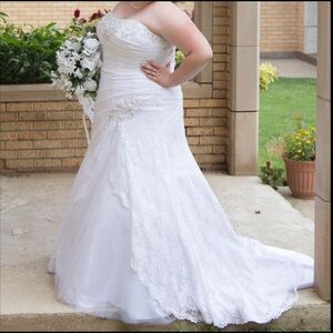 David’s Bridal White Beaded Lace Tulle Strapless Wedding Gown Dress